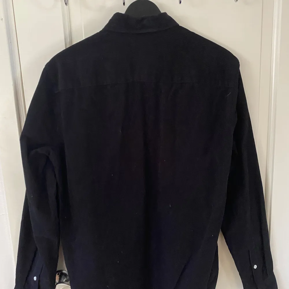 En svart Manchester skjorta från H&M. Använd 1 gång så den är i super bra skick. Säljer för 100kr. Skjortor.