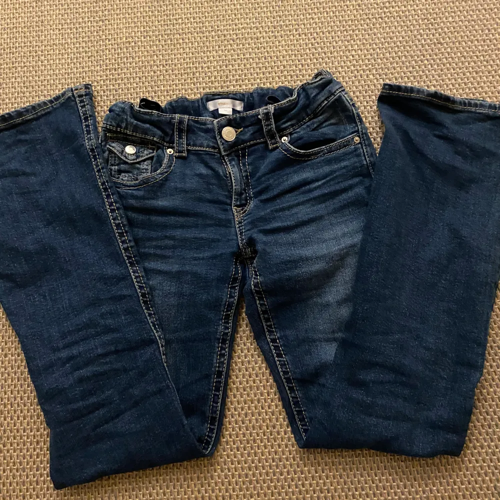 Lowwaist bootcut jeans från Gina trico, köpte dom här på Plick men då dom inte passade så bra så säljer jag vidare dom. Dom är i bra sick och har storleken 164. Obs! Första bilden är lånad💕. Jeans & Byxor.