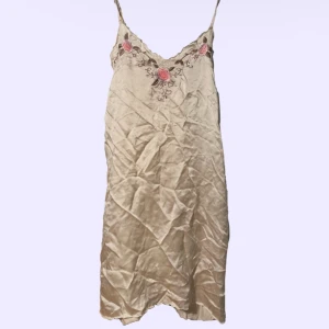 nattlinne ⋆˚✿˖° - jättefint nattlinne köpt på humana. aldrig använt🎀⋆˚✿˖°