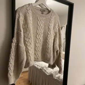 Säljer en croppad stickad tröja från Asos. Jätte mjuk och fin! 