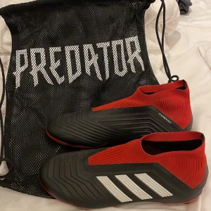 Adidas predator 18+ - Adidas predator 18+ i färgen svart/röd. Sparsamt använda, lite smutsiga men annars felfria, storlek 38 2/3.
