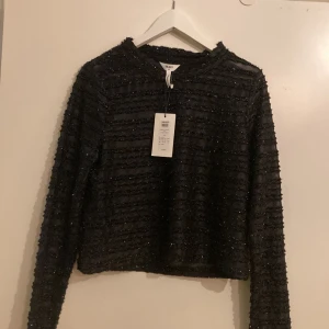 Glittrig topp  - Oanvänd topp märke Object, lätt transparent med glitter. Nypris 399kr. 