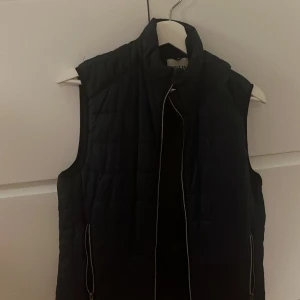 Zara väst  - Trendig Zara väst size S men passar M säljer den då den inte passar mig längre skulle uppskatta den att passa en person till 175cm. Bara att skriva om ni har några fler funderingar. 