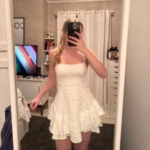 Studentklänning - Säljer denna klänningen som jag tänkte ha till studenten då jag hittade en annan. Pris kan diskuteras.