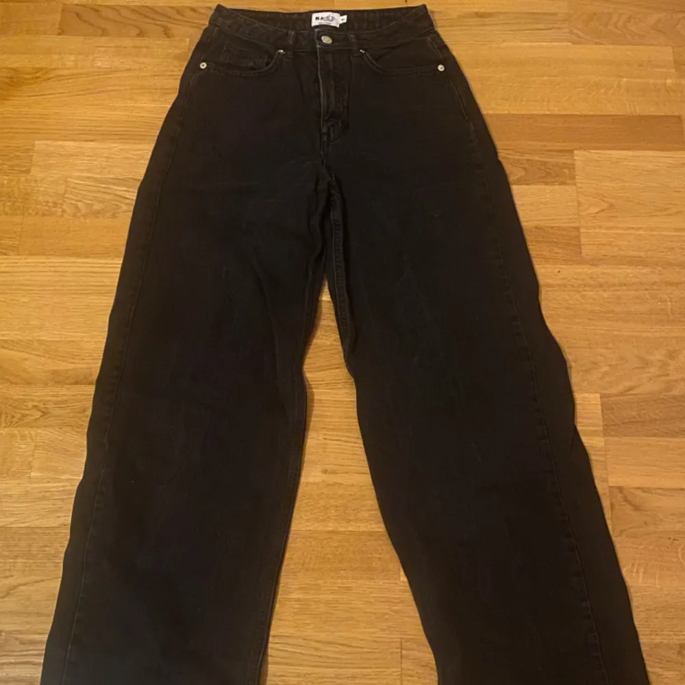 Snygga highwaisted jeans från NA-KD. Jeans & Byxor.