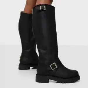 Svarta läder boots från Johnny Bulls. I använt skick. Kartong medföljer om köparen önskar. Första bilden är lånad, men är samma modell. 