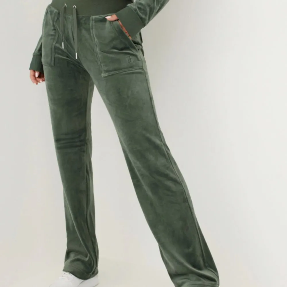 Super fina juicy byxor i färgen dark Moss!💗 inga defekter, hör av er vid fler frågor 😇. Jeans & Byxor.