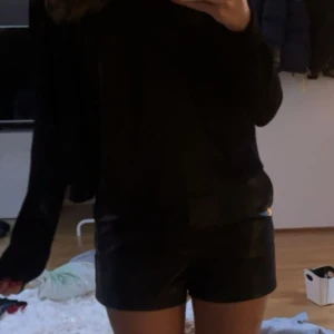 Skinn shorts  - Så snygga skinn shorts från zara🤍 storlek xs, bra skick 