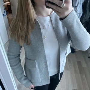 Kofta  - Jätte fin grå kofta med fickor från Gina Tricot! 🩷Storlek xs men passar absolut s! 