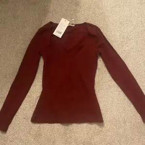En röd långärmad tröja som aldrig är använd. Har prislapp kvar. Köpt från Zalando och är i storlek S.