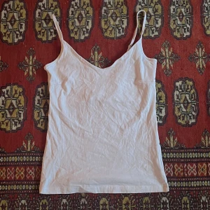 Vitt linne - Vitt linne med justerbara band, har ett extra lager tyg så är därav inte genomskinlig!