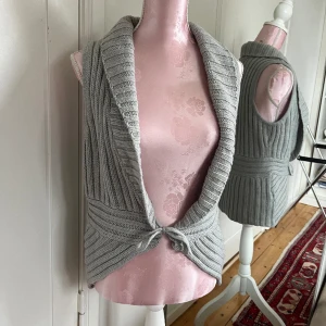 stickad kofta - Stickad kofta/väst🩶