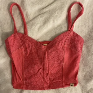Jättesöt topp - Jättesöt topp från hollister, perfekt till sommaren!! Storlek xs, bra skick