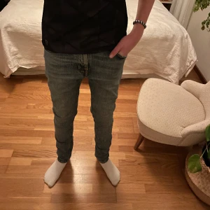 Nudie slim jeans! - Tjena! Säljer nu dessa riktigt snygga jeansen från Nudie. Jeansen är i bra skick! Storleken är W28 L32. Modellen är Thin Finn och passformen är Slim fit. Vid fler frågor eller andra funderingar är det bara att höra av sig😉🙌