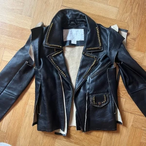 Maison Margiela Skinnjacka  - Skinnjacka från Maison Margiela x HM i väldigt bra skick, är så gott som ny. Storlek 38