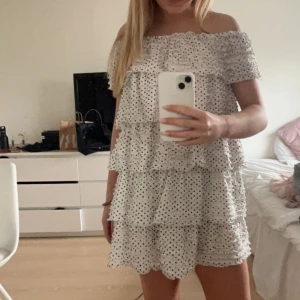 prickig klänning - säljer denna superfina klänningen från zara som man kunde köpa för längesen, perfekt nu till sommaren!💕