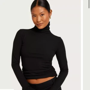 Tröja - Jag säljer dessa superfina turtleneck långärmade topparna som är ifrån Nelly. De är i storlek xxs, köp båda för 140kr🫶🏼Båda är använda en gång vardera, säljer därmed bara pga att jag inte använder dem.