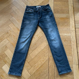 Tommy jeans  - Trendiga jeans, storlek 28/30. Använda 2 gånger, skick 10/10. Nypris 1295, mitt pris 800