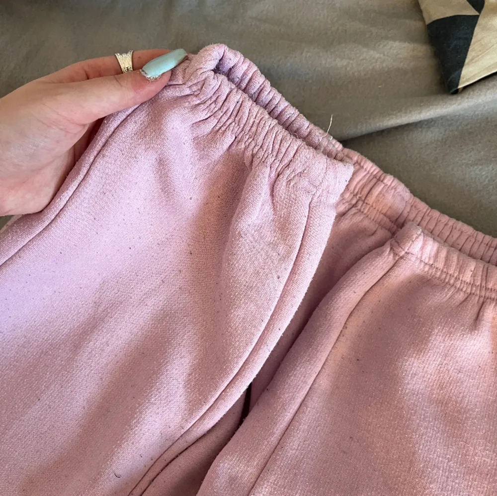 Ett par oanvända rosa mjukisbyxor o storlek S. Jeans & Byxor.