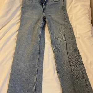 Baggy Jens  - Ljusblå fina och oanvänds dem är 38 men tajta vid media därför de bra för 36