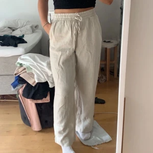 Linnebyxor - Linnebyxor från H&M som aldrig använts, lånad bild. Har en fläck som var där när den köptes
