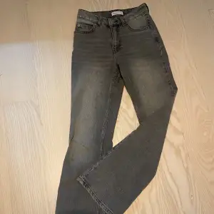 Bootcut jeans i storlek 32 från Gina Tricot i gott skick, inga fläckar eller fel.