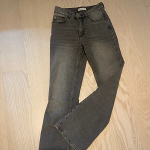 Jeans från Gina Tricot - Bootcut jeans i storlek 32 från Gina Tricot i gott skick, inga fläckar eller fel.