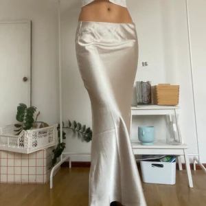 lågmidjad långkjol❤️‍🔥 - Säljer denna kjolen från ginatricot, så snygg och inte mycket använd❤️‍🔥 några slitningar i tyget men inte märkbart, kan skicka bild om det önskas🩷 ❗️tryck gärna på köp nu❗️