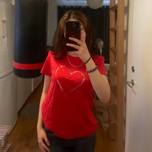 Röd äkta calvin klein  - En oanvänd röd calvinklein T-shirt. 