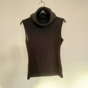 Ärmlös bouclet tröja - Small, använd, svart bouclet tyg, ärmlös