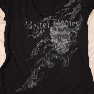 Y2k/goth  - Vet tyvärr inte vilken storlek eller vilket märke det är på den men tror att storleken är S! den har lite katthår på men det går bort i tvätten 🩷