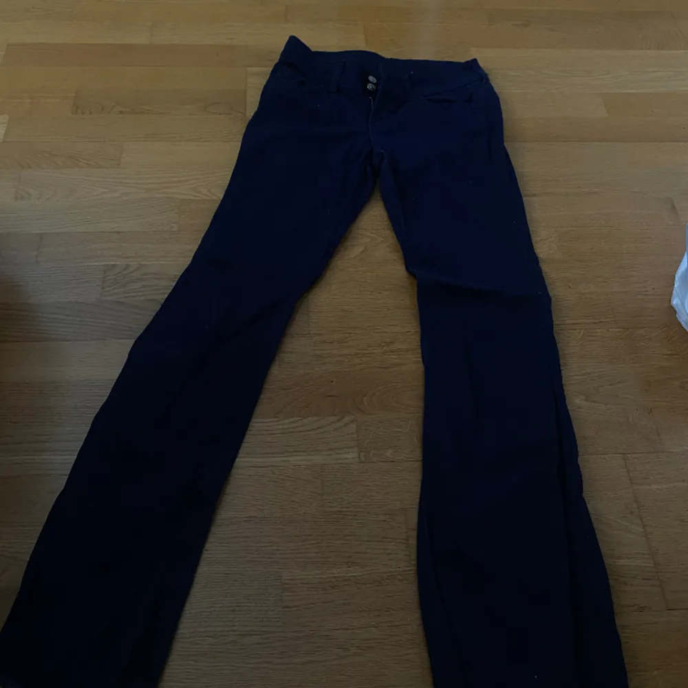 Low waist flared jeans. Size 36/S. Good condition.. Jeans & Byxor.