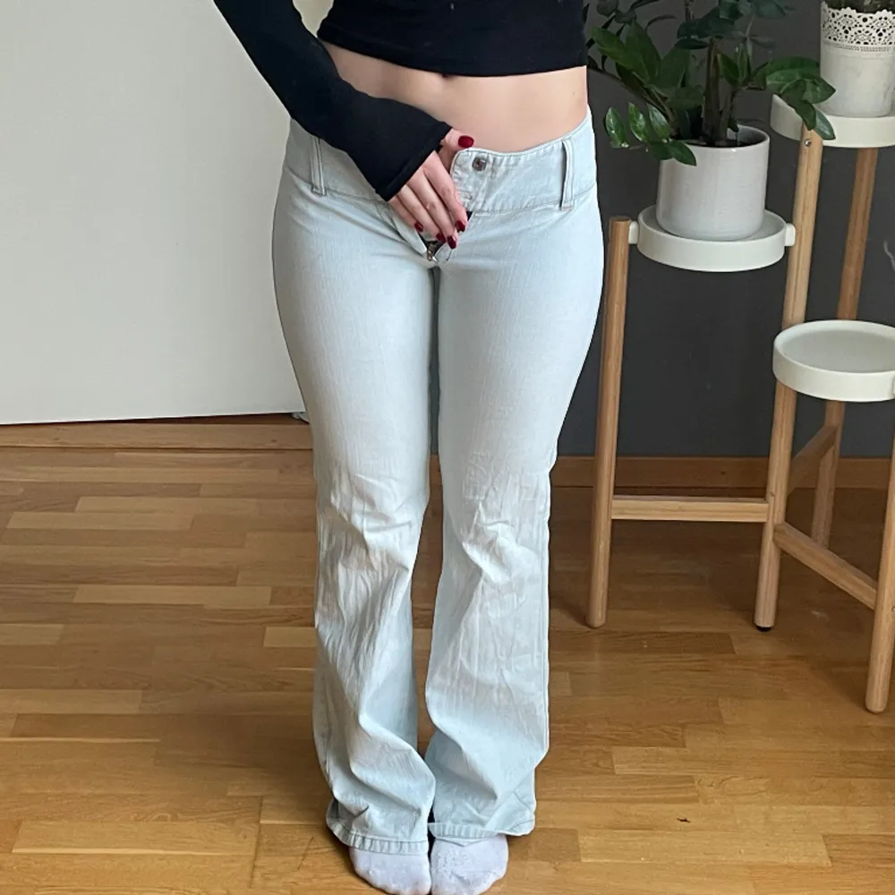 Lågmidjade ljusa only jeans i storlek 32, kostymbyx-inspirerande och sååå fina!! 🤩 Midjemåttet: 68 cm Innerbenslängd: 80 cm . Jeans & Byxor.