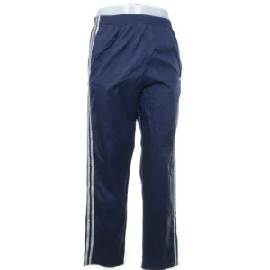 Adidas Mjukisbyxor - Vintage Byxor från Adidas i storlek Medium. skicka dm om du har några frågor / vill ha bilder / mått✌🏼