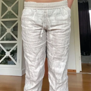Linnebyxor  - Lågmidjade linnebyxor från H&M. Köpt här på plick. Säljer pågrund av att jag har nya. Skriv för fler bilder🥰🥰bild är lånad