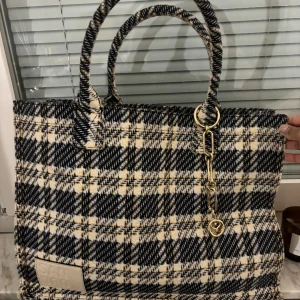 Sandro väska  - Sandro weeknd väska. Stor och bra som handväska för en weeknd❤️Höjd: 32 cm, Längd: 42 cm, Vidd 15 cm, Handtag 14 cm