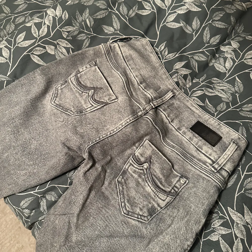 Snygga grå lågmidjade ltb jeans, säljer då dem ej passar mig längre, endast använda få gånger så dom är i fint skick 😊💗. Jeans & Byxor.
