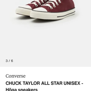 Converse - Säljer ett par jätte fina vin röda converse så dom e försmå i storleken 37/38! Köpta sommaren 2023 men använda fåtal ggr,nyskick alltså! Nypris 850kr.  Skriv till mig vid frågor osv!