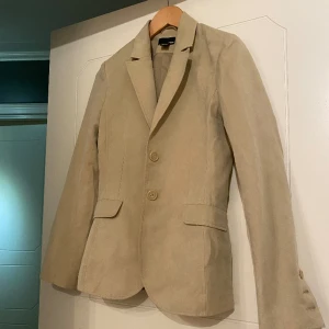 Kavaj i fake-mocka  - Fake suede kavaj med slag 