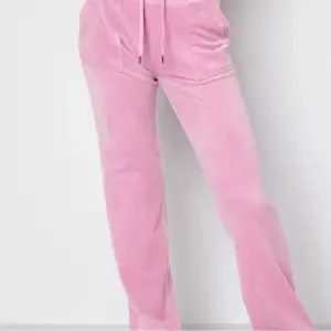 Jag säljer mina fina juicy byxor i den rosa färgen då de inte längre kommer till någon användning. De är i super bra skick men på bilden så ser ni att en metall sak har lossnat men annars är de i super bra skick.❤️❤️