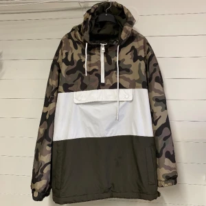 Bershka jacka - Mjuk och skön jacka. Sparsamt använd så i fint skick. Strl. M. Frakt tillkommer 