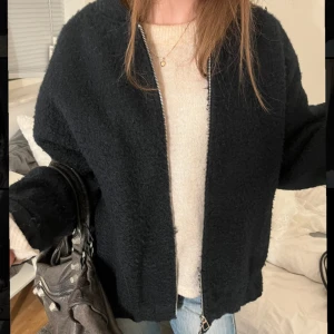 Bomberjacka  - Jätte fin mörkblå bomberjacka från zara, helt slutsåld!❤️