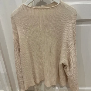 tröja  - säljer denna jätte fina tröja från wera, den har några defekter men annars är den som ny. köptes för 600 men säljer för 250 pga defekterna 💖