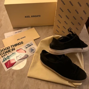 Axel Arigato skor  - Säljer nu mina as feta Axel Arigato skor med skicket 6-7/10 använda mycket men Inge stora defekter. Nypris 2,5k mitt pris 899kr. Hör av dig vid funderingar och pris kan alltid diskuteras vid snabb affär mvh Malte.resell🍾