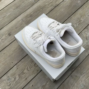 nike air force 1’07 - säljer dessa då dem är för små för mig som vanligtvis har 39. använda men i väldigt bra skick! originalbox medföljer. inköpta 2020. hör av dig vid frågor!🥰