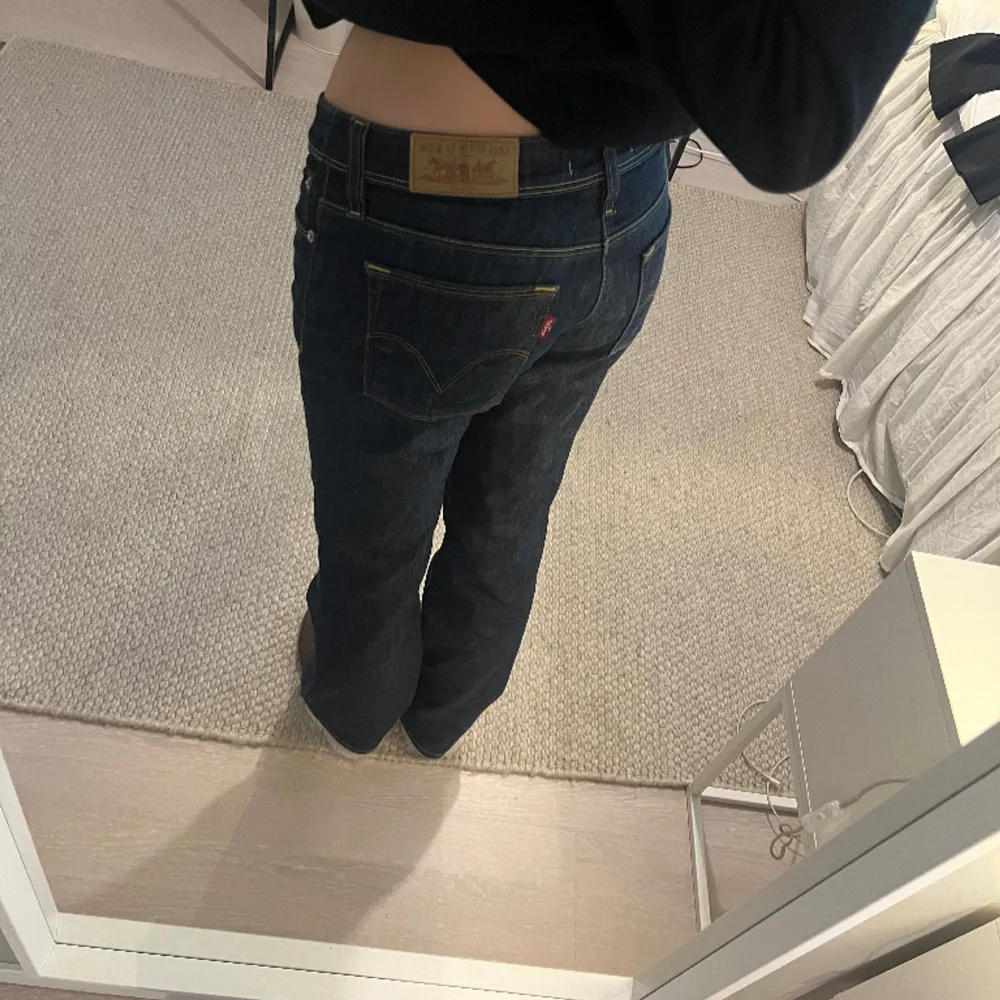 Säljer dessa supersnygga lågmidjade Levi’s jeansen. Jag är 172cm. Midja:35. Total längd:98cm I modellen 572 bootcut💕🙌🏻. Jeans & Byxor.