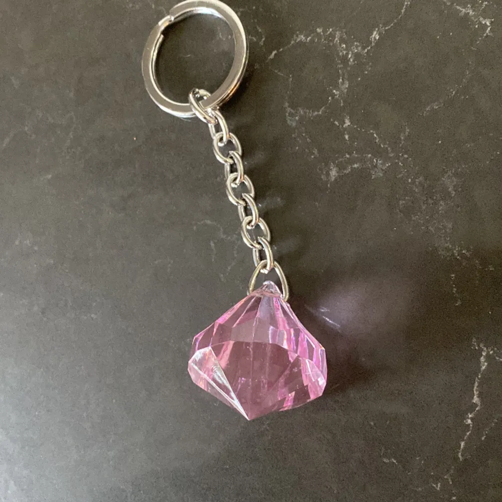 En rosa nyckelring med en rosa diamant i slutet av den silvriga kedjan💞 från clas ohlson från början men oanvänd.. Accessoarer.