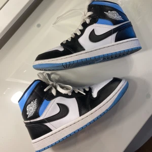 Air Jordan 1 Mid University Black White  - ÄKTA köpte i gbg. Strl 37!! Använda 3-4 gånger. Värda 3 970kr. Helt rena, FINNS CREASEFIXER I DOM!! Därför är dom inte heller creasade😉 dom är helt som nya. Skriv för fler bilder🌸🫶🏼