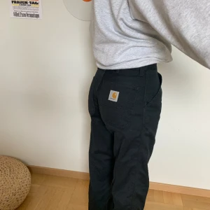 Carhartt byxor - As coola carhartt byxor. Går ner lite över skon för mig som är 170! Superbra skick!Pris går alltid att diskuteras💋 
