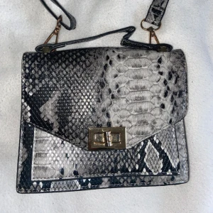 Ormskinn väska  - Imitatierad ormskinn crossbody väska. I väldigt bra skick!